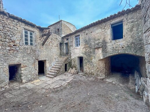 Maison 7 pièces 250 m² · à Uzès · 250 m² · 157 000 €