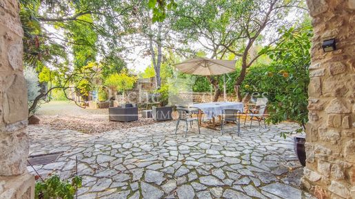 Maison 13 pièces 438 m² · à Uzès · 438 m² · 895 000 €