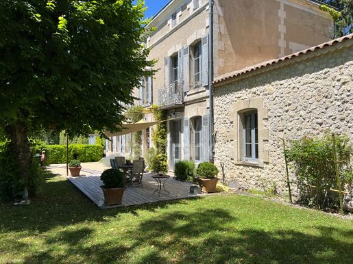 Maison 7 pièces 270 m² · à Montguyon · 270 m² · 384 000 €