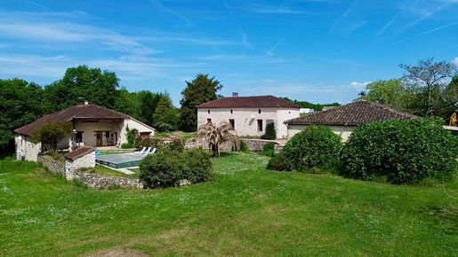 Maison 9 pièces 310 m² · à Hautefage-la-Tour · 310 m² · 469 000 €