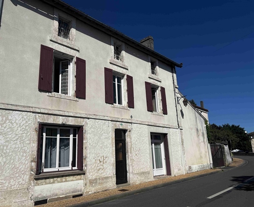 Maison 8 pièces 226 m² · à Saint-Laurent-de-Céris · 226 m² · 137 800 €