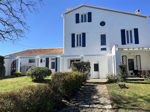 Maison 11 pièces 233 m² · à Roumazières-Loubert · 233 m² · 220 500 €