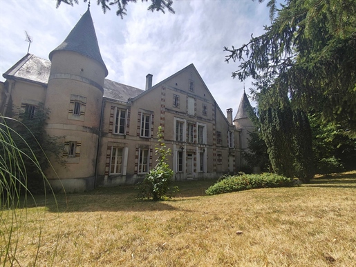 Maison 14 pièces 492 m² · à Chasseneuil-sur-Bonnieure · 492 m² · 457 600 €