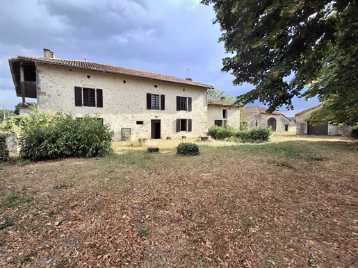 8 pièces 250 m² · à Montbron · 250 m² · 290 000 €