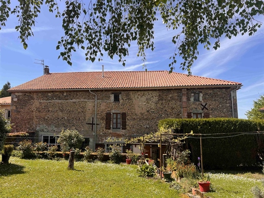 Maison 6 pièces 228 m² · à Roumazières-Loubert · 228 m² · 125 080 €