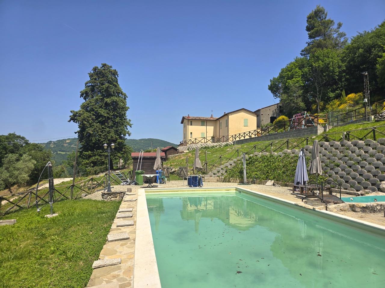 Fjøs med basseng til salgs – Panoramautsikt over Valtopina (Umbria)