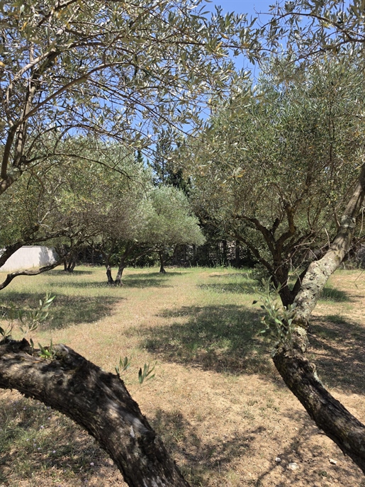Terrain constructible · à Uzès · 242 000 €