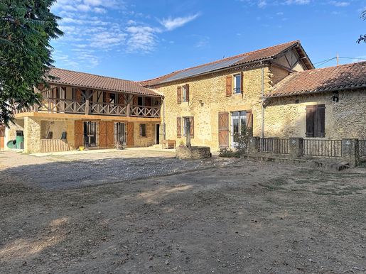 Maison 8 pièces 255 m² · à Montesquiou · 255 m² · 299 000 €