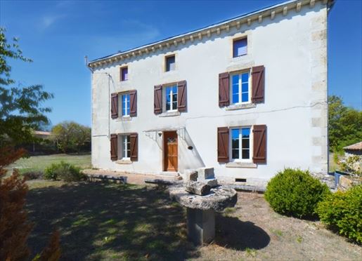 5 pièces 167 m² · à Cherveux · 167 m² · 259 990 €