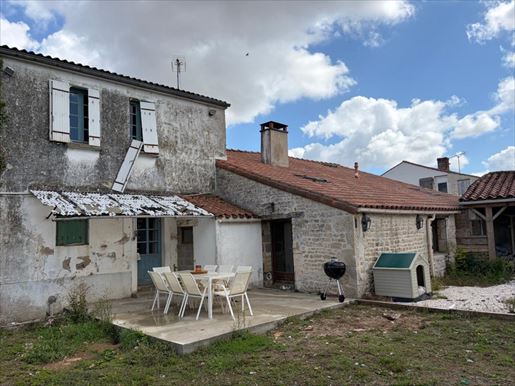 Maison 9 pièces 175 m² · à Sainte-Gemme-la-Plaine · 175 m² · 184 000 €