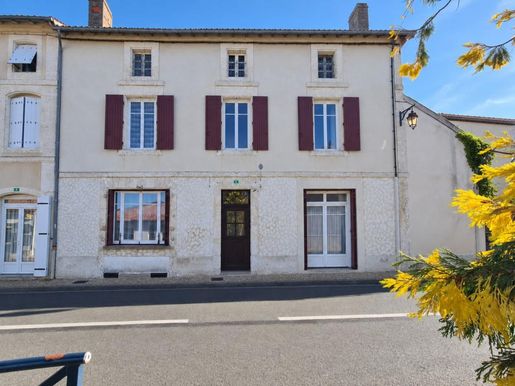 Maison 8 pièces 226 m² · à Saint-Laurent-de-Céris · 226 m² · 137 000 €