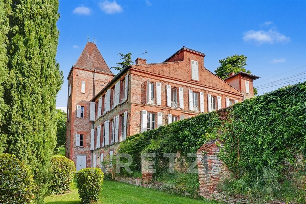 Mansion with Park, 15 Rooms on 1.2 Hectares in Lauragais, Toulouse