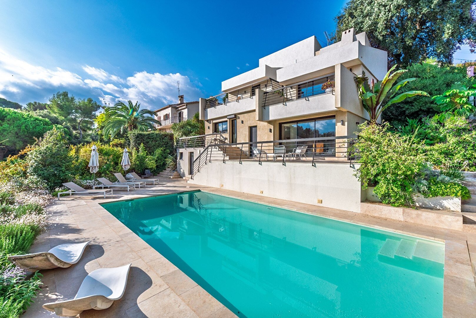 ANTIBES Residential Area – Renovated 214 m² Villa with Swimming Pool