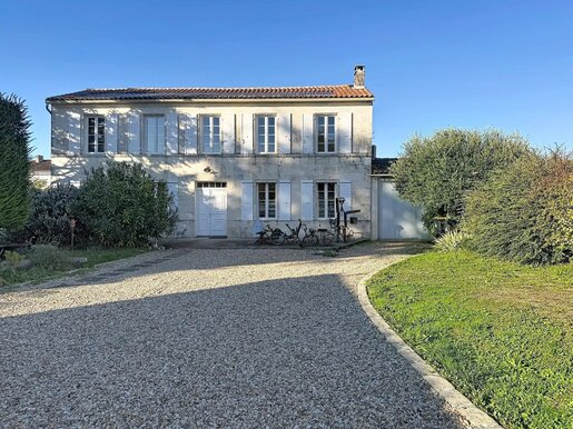Maison 5 pièces 191 m² · à Salignac-sur-Charente · 191 m² · 269 000 €