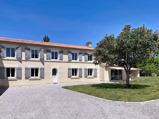 Maison 7 pièces 257 m² · à Sainte-Lheurine · 257 m² · 388 000 €