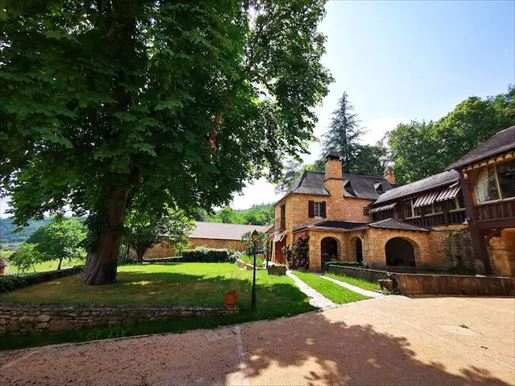Maison 15 pièces 500 m² · à Montignac-Lascaux · 500 m² · 720 800 €