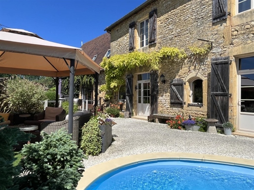 Maison 6 pièces 228 m² · à Montignac-Lascaux · 228 m² · 420 000 €