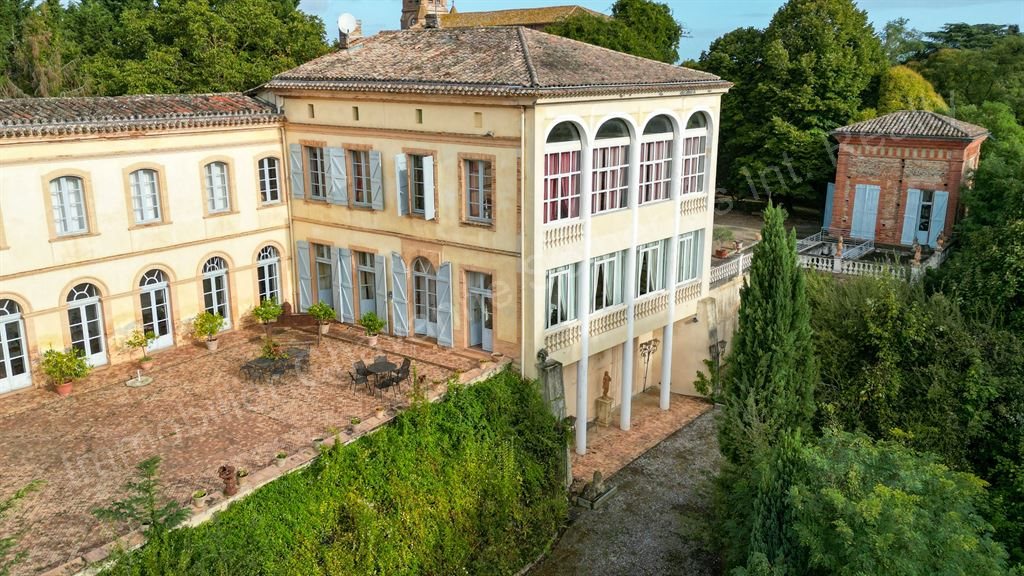 Castle Xviii with theatre and caretaker's house, all amenities within walking distance – další