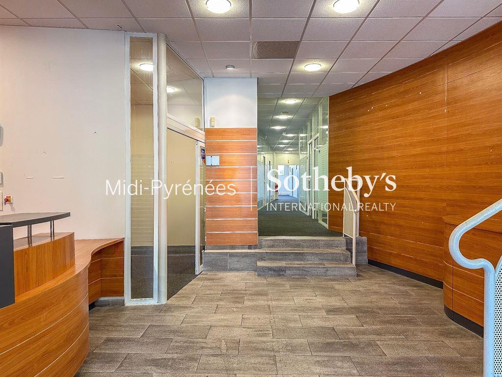 Commercial property, 317 m²