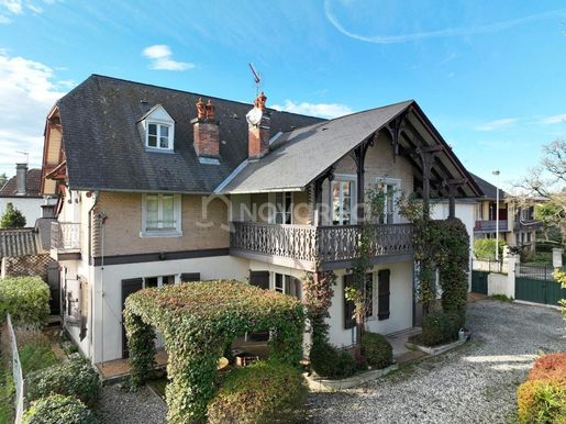 Maison 10 pièces 265 m² · à Gelos · 265 m² · 339 000 €
