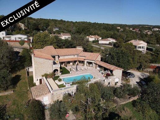 Maison 14 pièces 432 m² · à Saint-Étienne-de-Fontbellon · 432 m² · 890 000 €