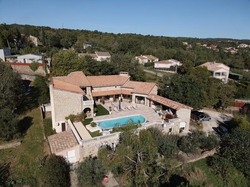 Maison 14 pièces 432 m² · à Saint-Étienne-de-Fontbellon · 432 m² · 890 000 €