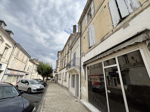 Maison 8 pièces 200 m² · à Chalais · 200 m² · 153 000 €