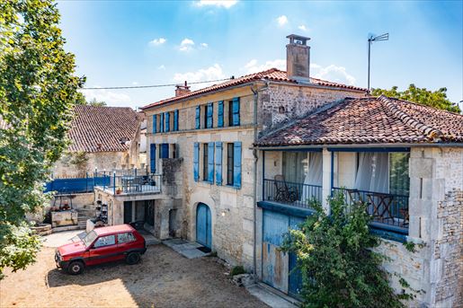 Maison 5 pièces 242 m² · à Burie · 242 m² · 325 500 €