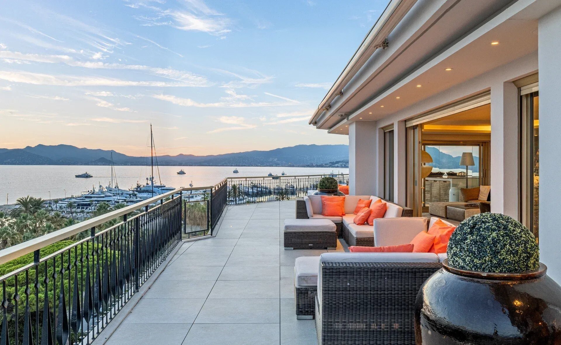 Cannes – Croisette – Panoramic Sea View Penthouse