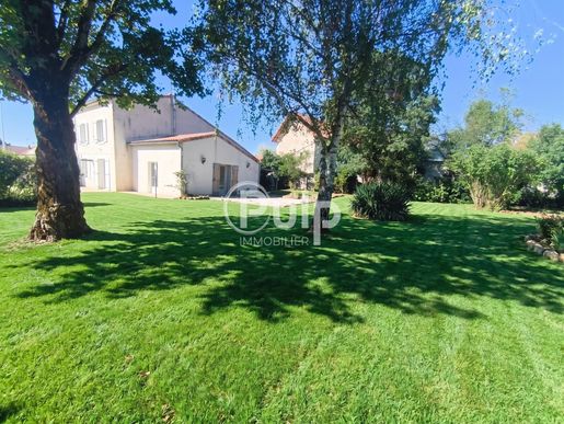 Maison 174 m² · à Villeneuve-la-Comtesse · 174 m² · 315 000 €