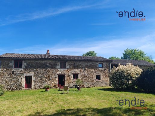 Maison 7 pièces 182 m² · à Valence-en-Poitou · 182 m² · 125 000 €