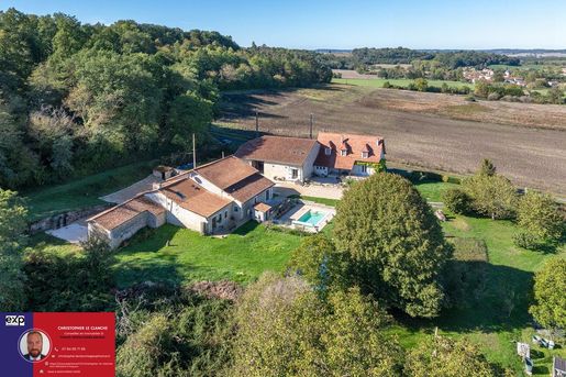 Maison 15 pièces 433 m² · à Verteillac · 433 m² · 645 000 €
