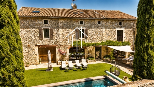 9 pièces 338 m² · à Vallon-Pont-d'Arc · 338 m² · 880 000 €