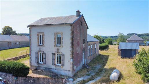 8 pièces 166 m² · à Planchez · 166 m² · 147 000 €