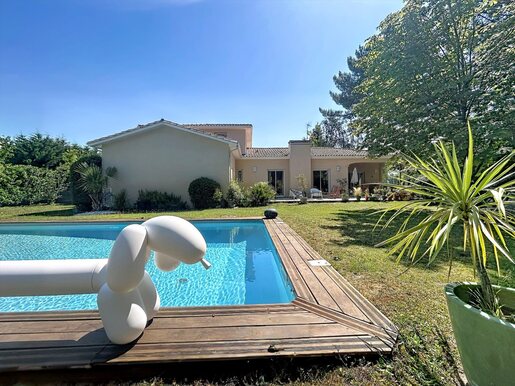 Maison 7 pièces 218 m² · à Mérignac · 218 m² · 900 000 €