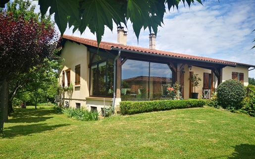 Confortable maison de village avec piscine proche d Auch