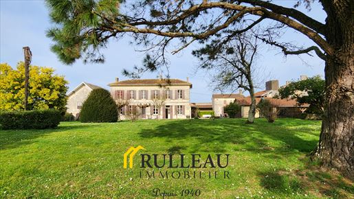 Maison 6 pièces 242 m² · à Bourg · 242 m² · 431 000 €