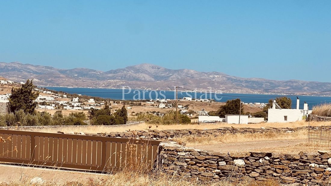Terrain agricole avec vue panoramique sur la mer Égée