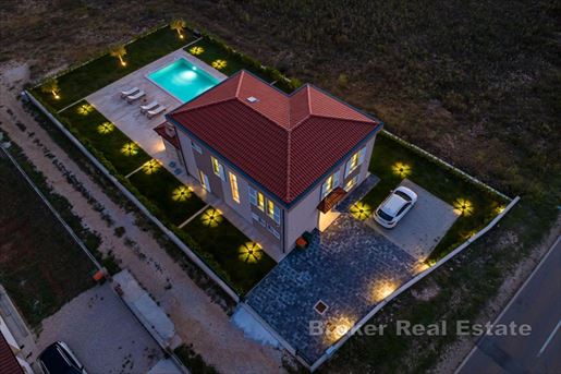 Luxury House with Swimming Pool and Parking