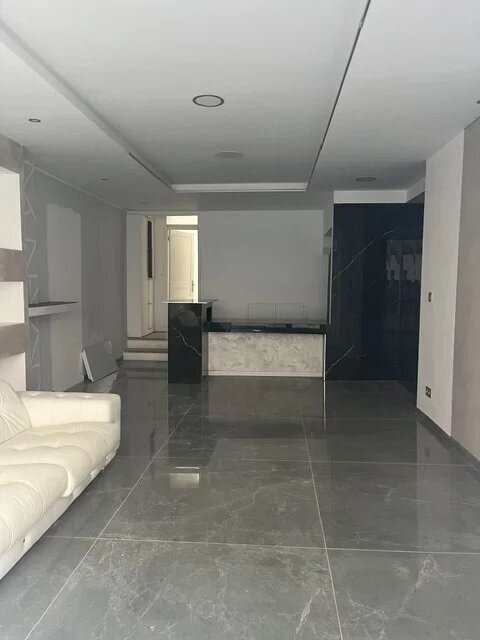 Local commercial 3 pièces 82 m² · à Antibes · 82 m² · 220 000 €