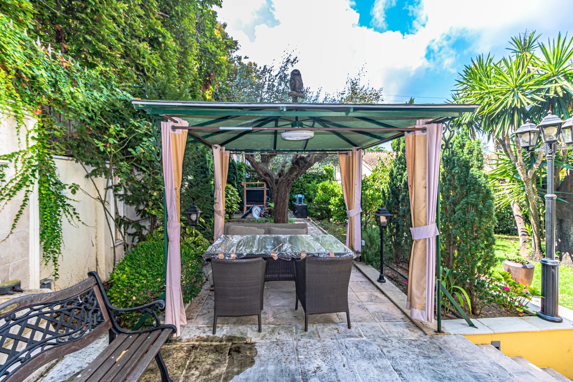 Cap d'Antibes, luxury house, 4 bedrooms, pool, garage, parkings - Plus