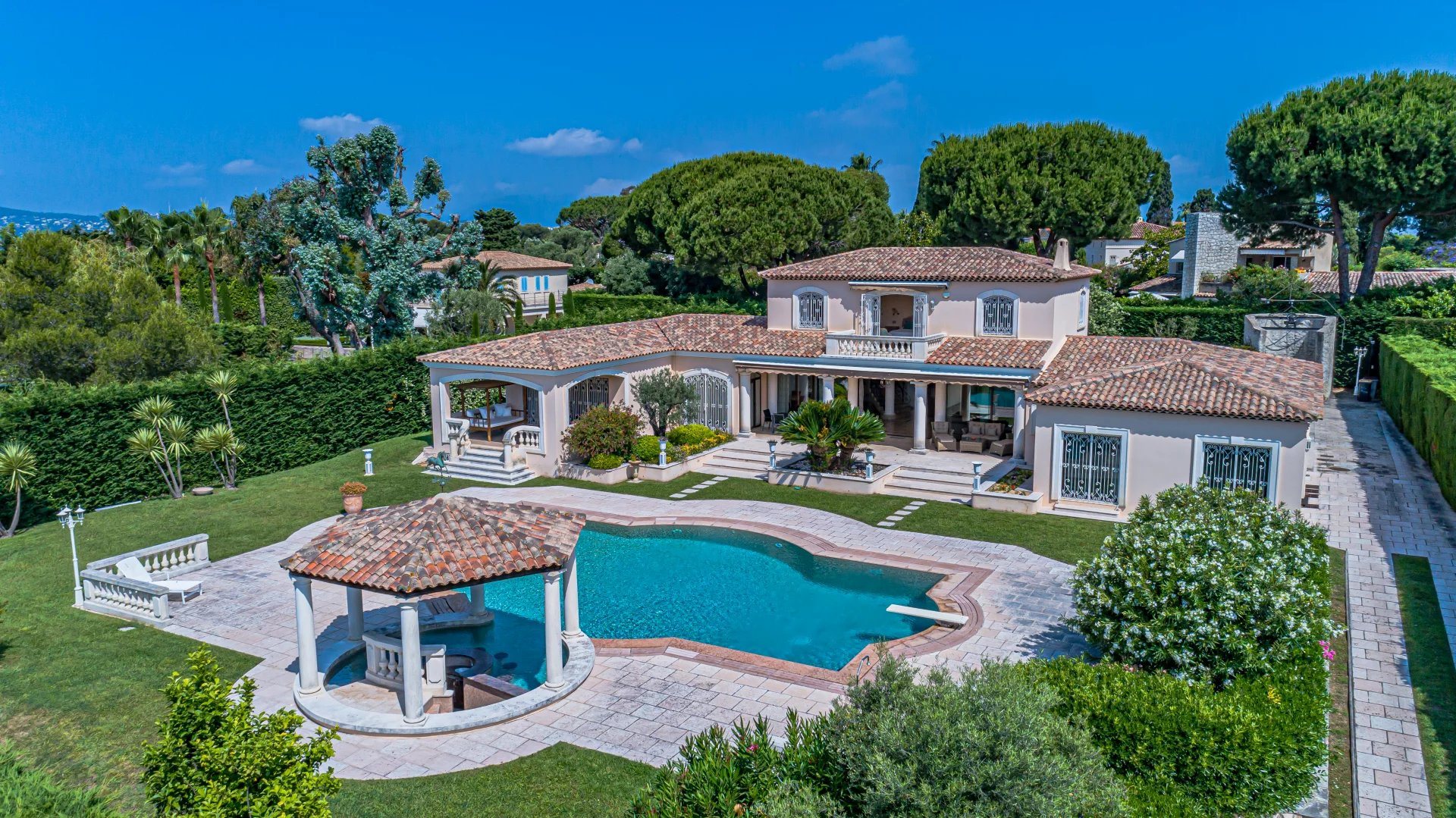 Cap d'Antibes, luxury property with pool garage, 2600sqm flat land