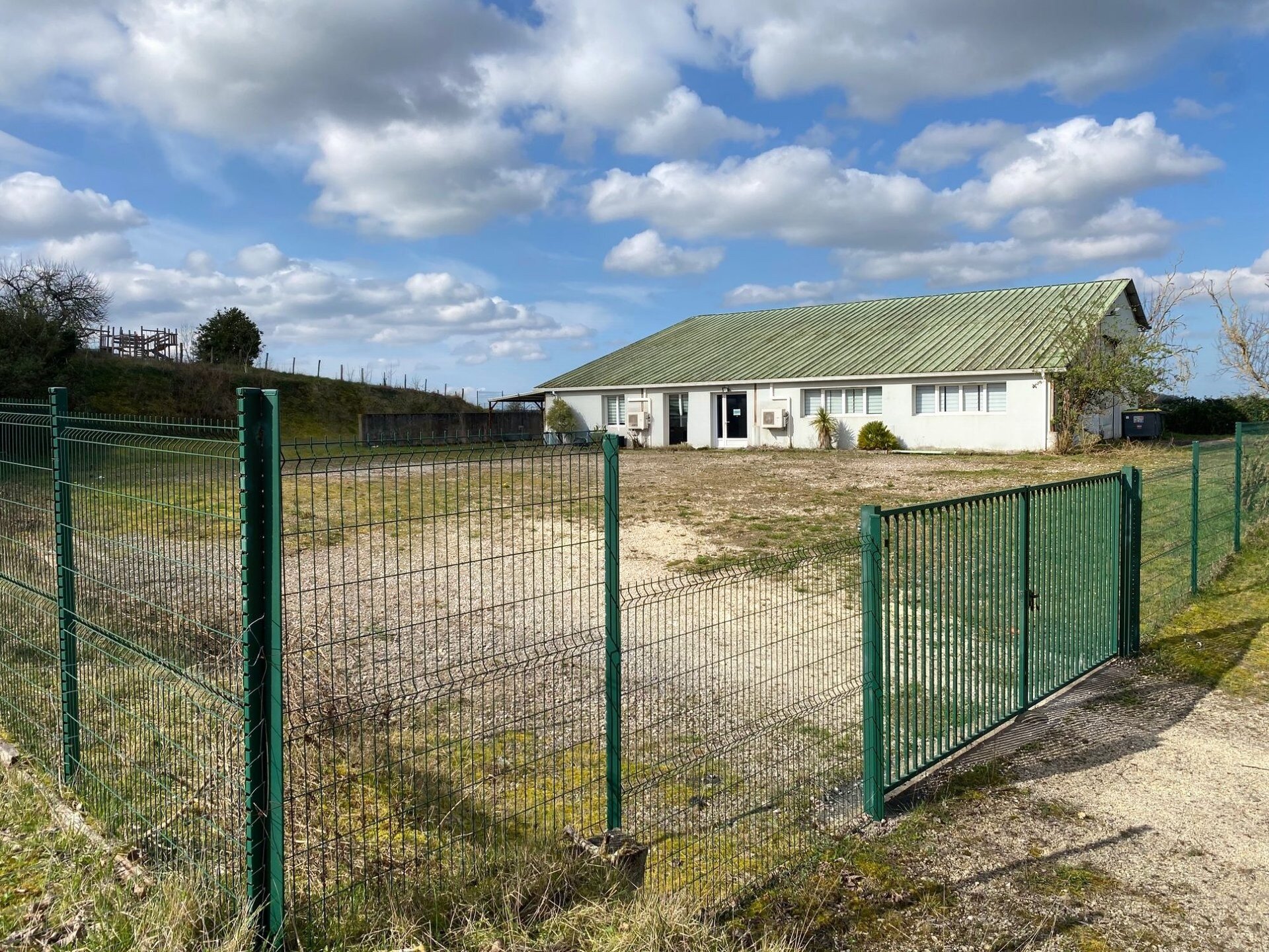 Purchase: Business premises (24600)