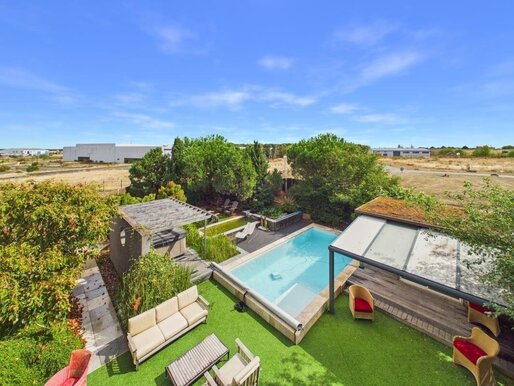 Local commercial 12 pièces 820 m² · à Tremblay-les-Villages · 820 m² · 698 990 €