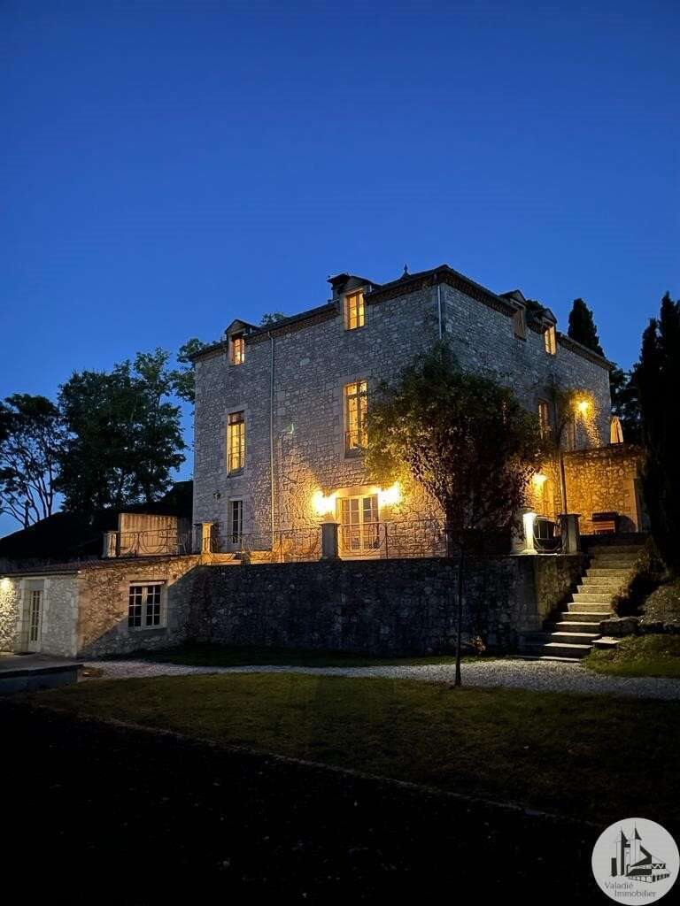 Magnifique Manoir fortifié. Vue panoramique. Médiévale Issigeac- Bergerac- 6 chambres - Gîte et piscine - 5 mins Restaurants 