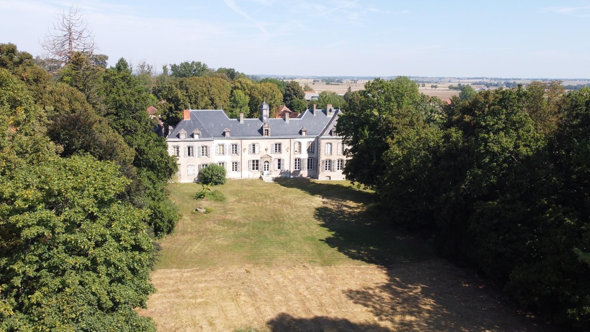 Maison 15 pièces 718 m² · à Gannat · 718 m² · 695 000 €
