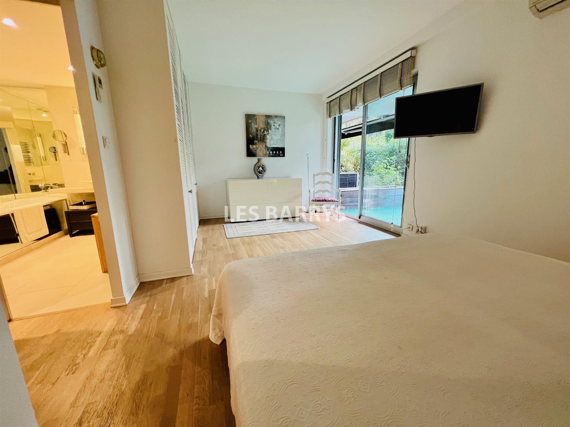 Saint-Tropez for sale beautiful apartment 2 bedrooms en suite. - Mehr