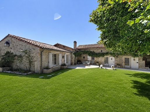 Maison 15 pièces 334 m² · à Roullet-Saint-Estèphe · 334 m² · 575 000 €