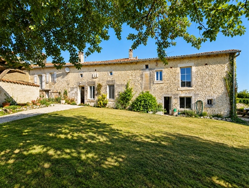 Maison 7 pièces 203 m² · à Etriac · 203 m² · 221 000 €