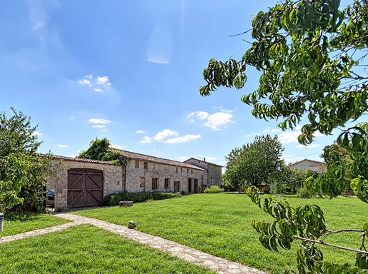 Maison 10 pièces 270 m² · à Nanclars · 270 m² · 271 000 €